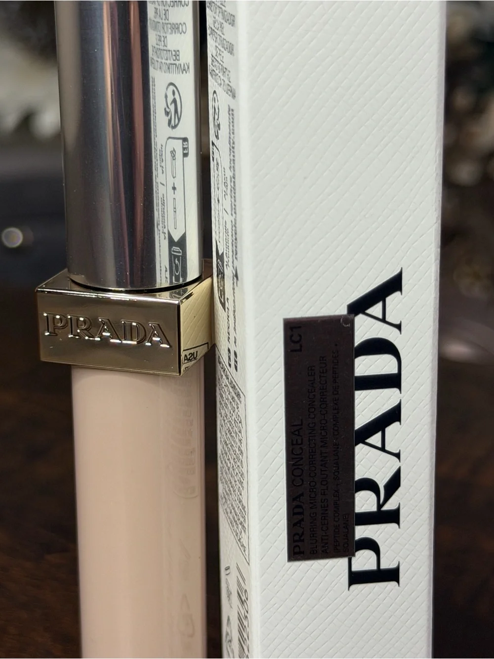 LC1-Prada Conceal Blurring Micro-correcting Concealer